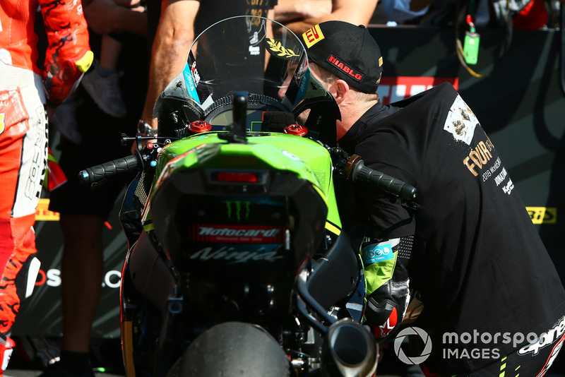 Jonathan Rea, Kawasaki Racing kisses his bike