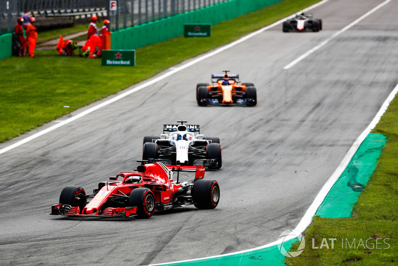 Sebastian Vettel, Ferrari SF71H, davanti a Lance Stroll, Williams FW41, Fernando Alonso, McLaren MCL33, eKevin Magnussen, Haas F1 Team VF-18
