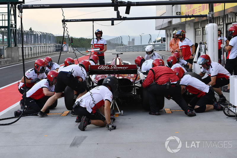 Antonio Giovinazzi, Sauber C37, pit stop