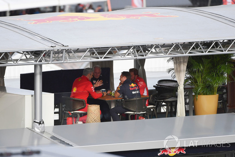 Керівник Ferrari Мауріціо Аррівабене, консультант Red Bull Гельмут Марко, керівник Red Bull Racing Крістіан Хорнер, Джіно Розато, Ferrari