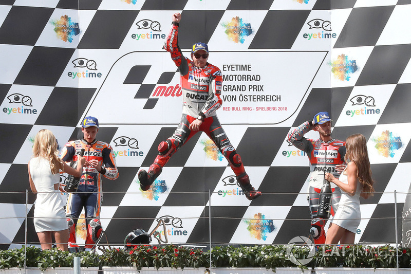 Sur le podium : le vainqueur Jorge Lorenzo, encadré du deuxième, Marc Márquez, et du troisième, Andrea Dovizioso