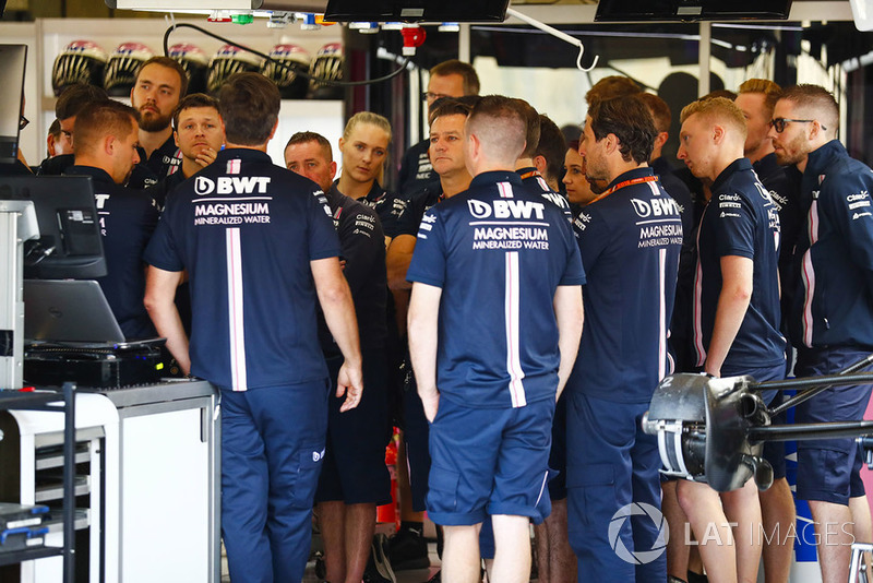 Meccanici e membri del team Force India in una consultazione del giovedì mattina
