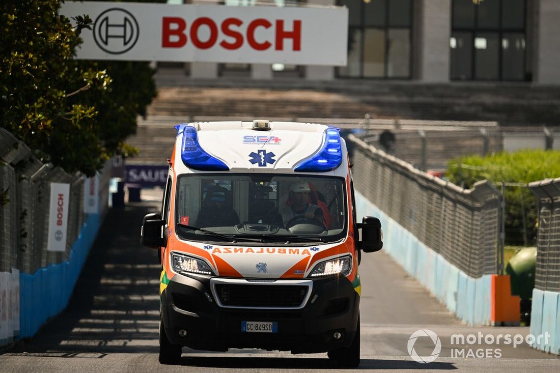 Una ambulancia se dirige al lugar del accidente de la vuelta 9