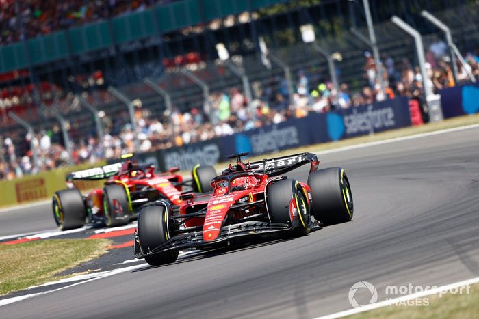 Charles Leclerc, Ferrari SF-23, sufre Carlos Sainz, Ferrari SF-23