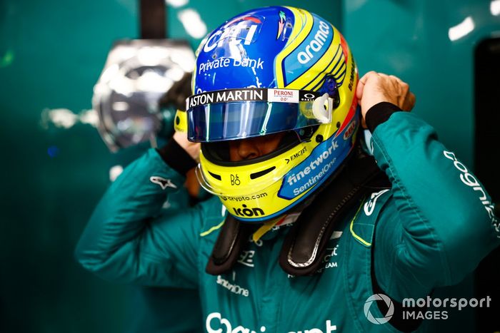 Fernando Alonso, Aston Martin F1 Team, se pone el casco de protección