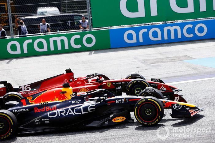 Max Verstappen, Red Bull Racing RB19, lucha con Charles Leclerc, Ferrari SF-23
