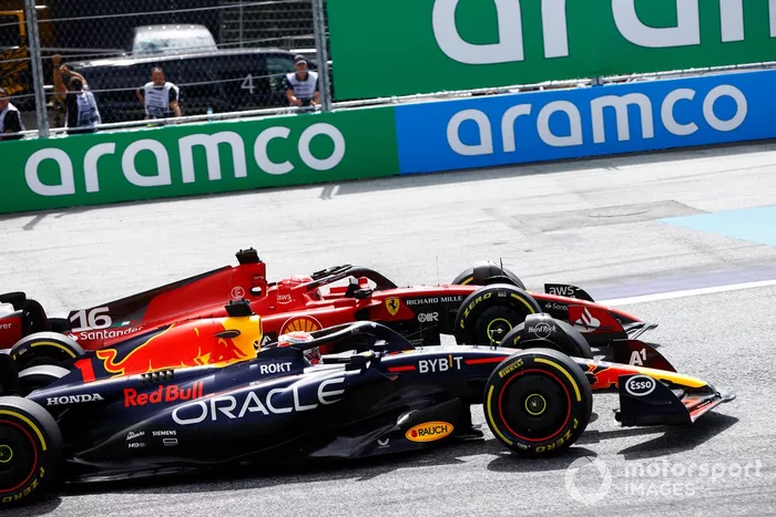 Max Verstappen, Red Bull Racing RB19, lucha con Charles Leclerc, Ferrari SF-23