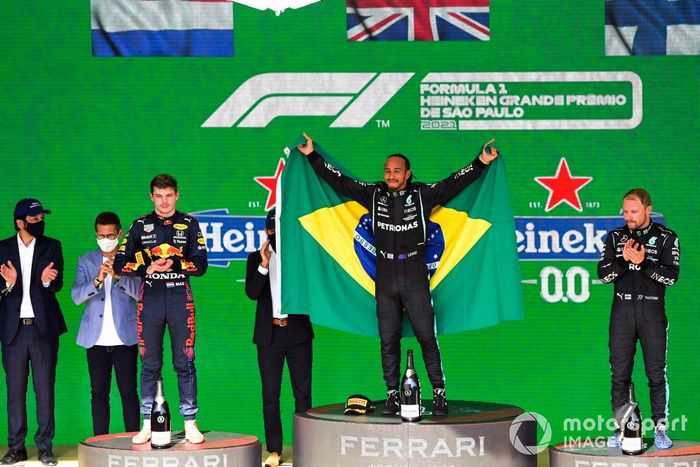 Podio: ganador Lewis Hamilton, Mercedes