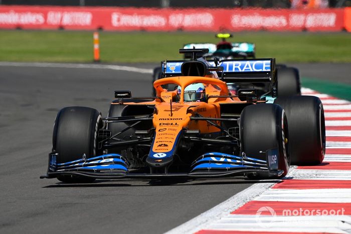 Daniel Ricciardo, McLaren MCL35M, Valtteri Bottas, Mercedes W12