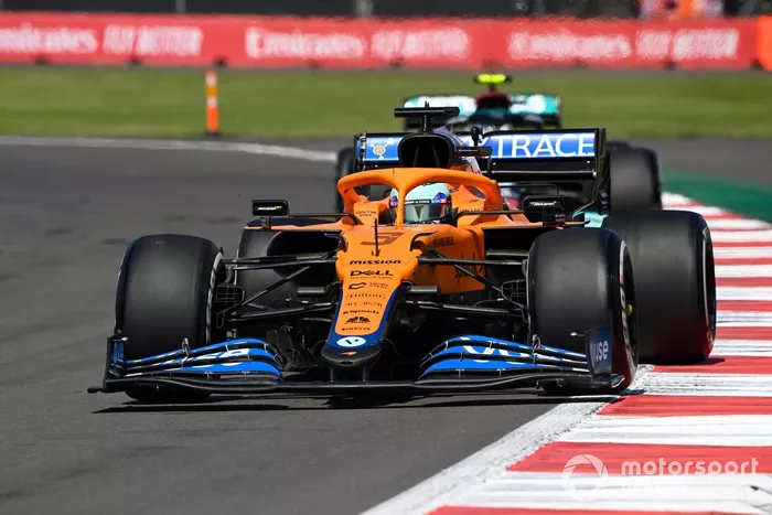 Daniel Ricciardo, McLaren MCL35M, Valtteri Bottas, Mercedes W12