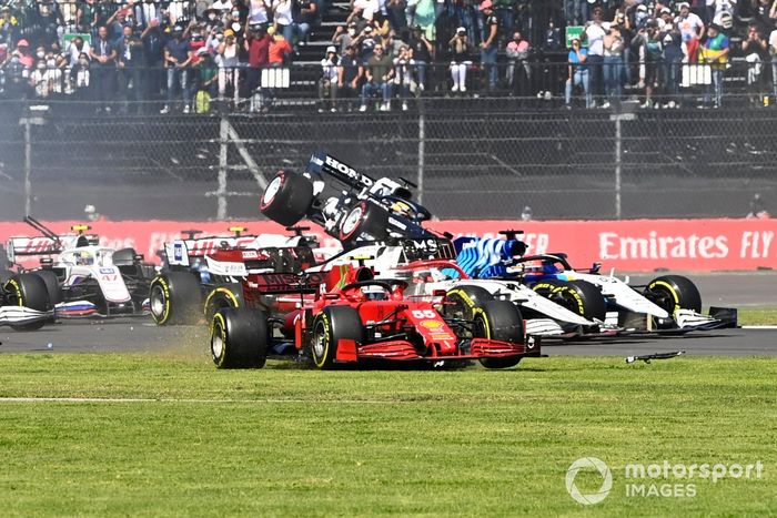 Daniel Ricciardo, McLaren MCL35M, Carlos Sainz Jr., Ferrari SF21, y George Russell, Williams FW43B, mientras Yuki Tsunoda, AlphaTauri AT02, choca en la salida