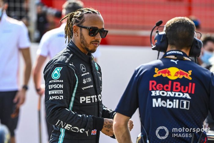 Lewis Hamilton, Mercedes, con un ingeniero de Red Bull Racing