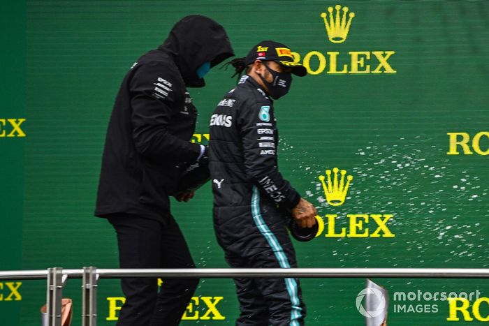 Podio: ganador y campeón del mundo Lewis Hamilton, Mercedes-AMG F1 con Toto Wolff, Director Ejecutivo Mercedes AMG, y tercer lugar Sebastián Vettel, Ferrari