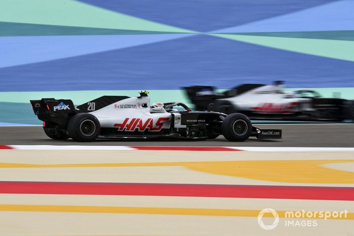 Kevin Magnussen, Haas VF-20, y Romain Grosjean, Haas VF-20