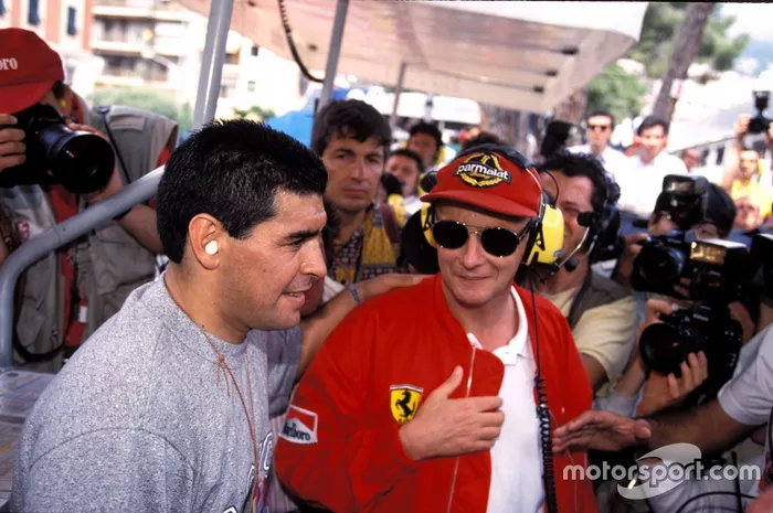 Diego Maradona e Niki Lauda, no GP de Mônaco de 1995