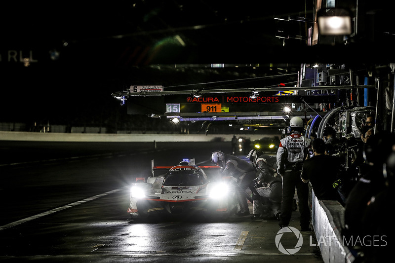 #6 Acura Team Penske Acura DPi, P: Dane Cameron, Juan Pablo Montoya, Simon Pagenaud, pit stop