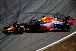 Daniel Ricciardo, Red Bull Racing RB14, spins during practice