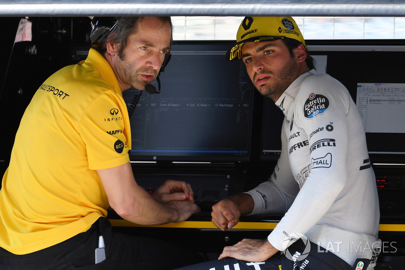 Paul Monaghan, Renault Sport F1 Team and Carlos Sainz Jr., Renault Sport F1 Team