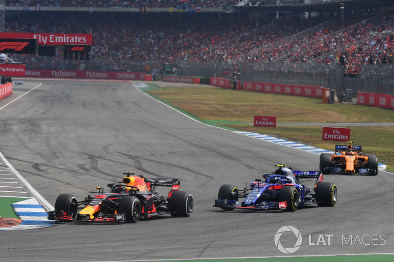 Daniel Ricciardo, Red Bull Racing RB14 and Pierre Gasly, Scuderia Toro Rosso STR13