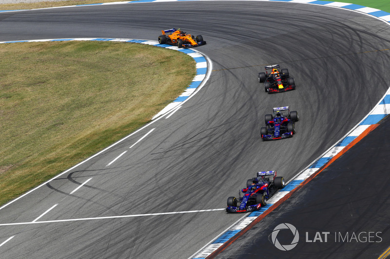 Brendon Hartley, Toro Rosso STR13, leads Pierre Gasly, Toro Rosso STR13, Daniel Ricciardo, Red Bull Racing RB14, and Stoffel Vandoorne, McLaren MCL33