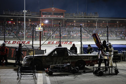 Noah Gragson, Kyle Busch Motorsports, Toyota Tundra Safelite AutoGlass pit stop