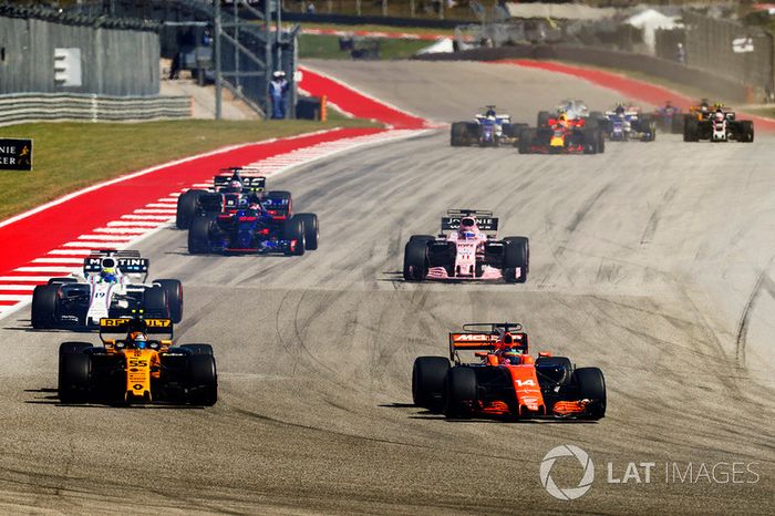 Fernando Alonso, McLaren MCL32, Carlos Sainz Jr., Renault Sport F1 Team RS17, Felipe Massa, Williams FW40, Sergio Perez, Sahara Force India F1 VJM10, Daniil Kvyat, Scuderia Toro Rosso STR12 al inicio