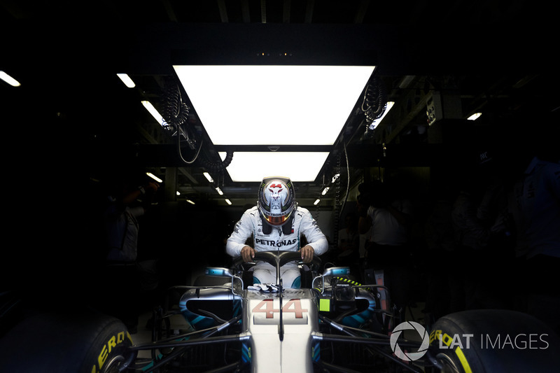 Lewis Hamilton, Mercedes AMG F1, entra no carro