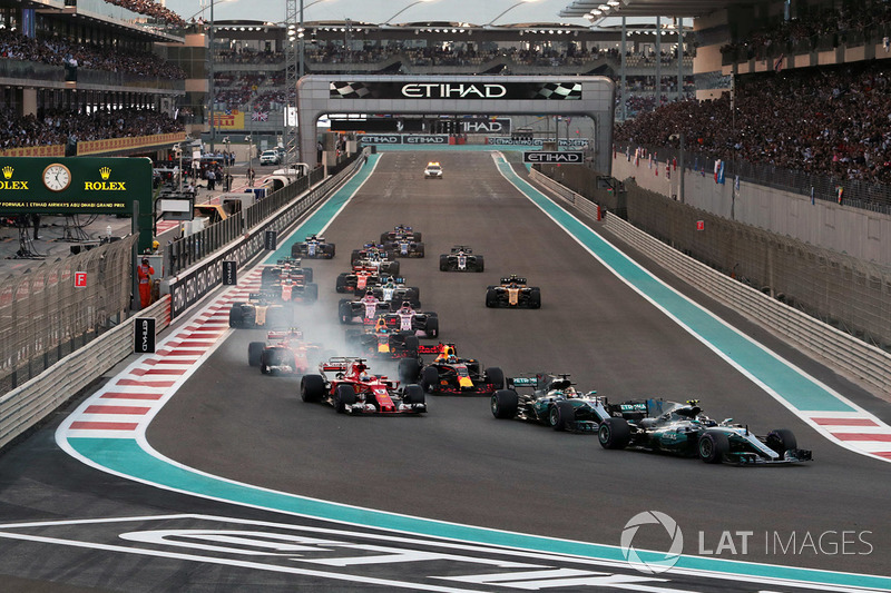 Valtteri Bottas, Mercedes-Benz F1 W08 leads at the start