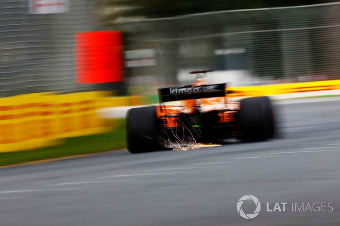 Fernando Alonso, McLaren MCL33 Renault, saca chispas