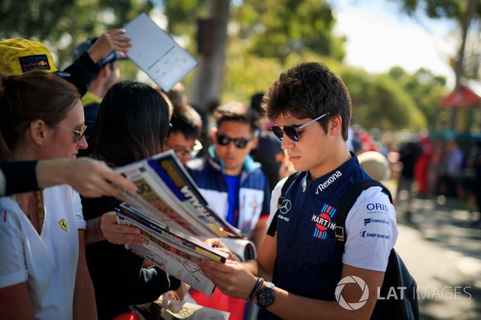 Lance Stroll, Williams firma autógrafos para los fanáticos