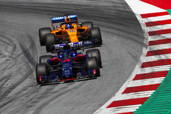 Brendon Hartley, Toro Rosso STR13, leads Fernando Alonso, McLaren MCL33