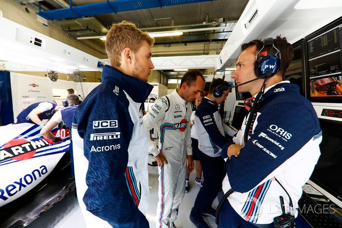 Sergey Sirotkin, Williams Racing, habla con Robert Kubica, Williams Martini Racing