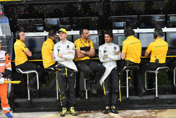Nico Hulkenberg, Renault Sport F1 Team, Cyril Abiteboul, Renault Sport F1 Managing Director and Carlos Sainz Jr., Renault Sport F1 Team on the Renault Sport F1 Team pit wall gantry