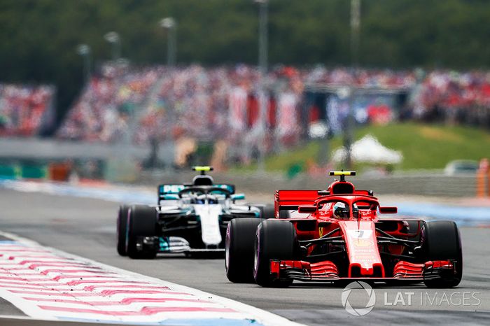 Kimi Raikkonen, Ferrari SF71H, por delante de Valtteri Bottas, Mercedes AMG F1 W09