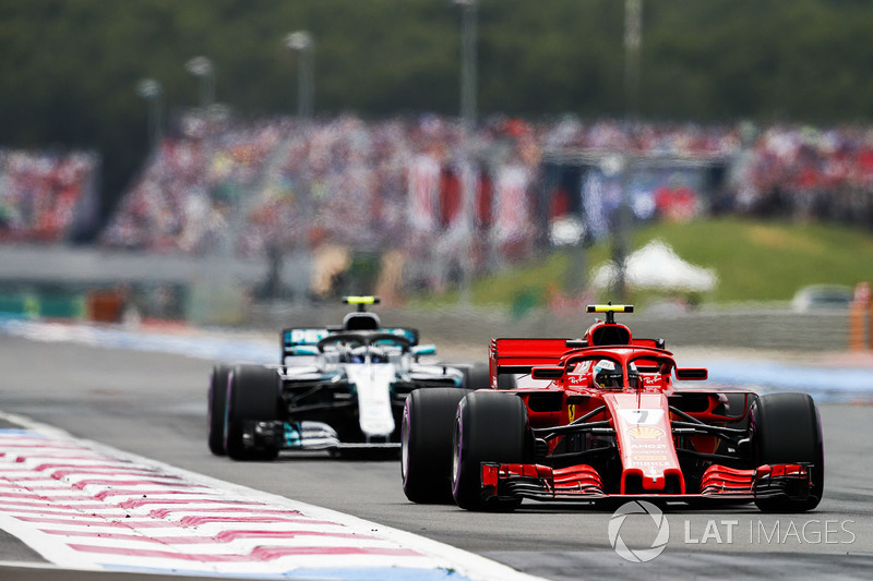 Kimi Raikkonen, Ferrari SF71H, precede Valtteri Bottas, Mercedes AMG F1 W09