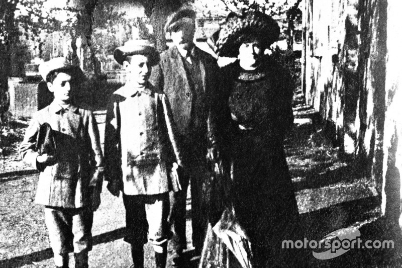 Enzo Ferrari (primero izquierda) con su familia en torno a 1906