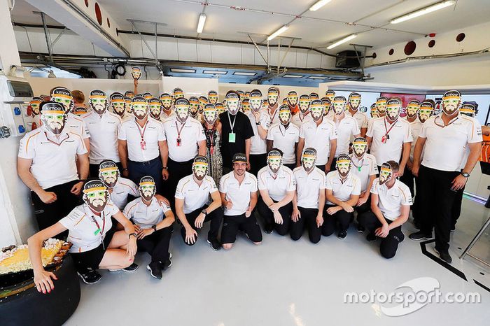 Celebración del 37º cumpleaños de Fernando Alonso, McLaren