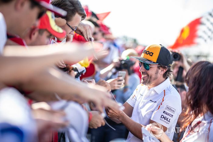Fernando Alonso, McLaren, firma autógrafos a los fans