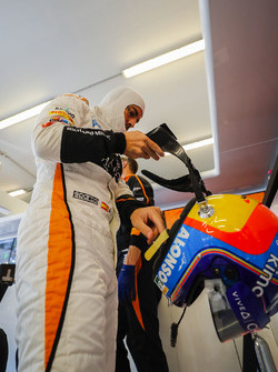 Fernando Alonso, McLaren, kaskını takıyor