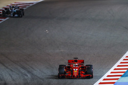 Sebastian Vettel, Ferrari SF71H, Valtteri Bottas, Mercedes AMG F1 W09