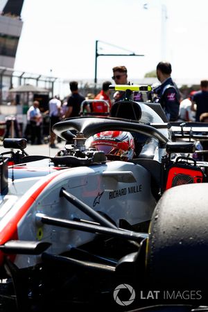 Kevin Magnussen, Haas F1 Team VF-18, on the grid