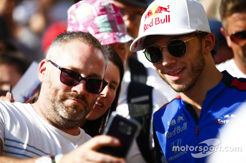 Pierre Gasly, Toro Rosso, posa per una foto con un tifoso