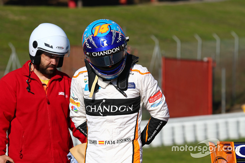 Fernando Alonso, McLaren MCL33 stops on the side of the track