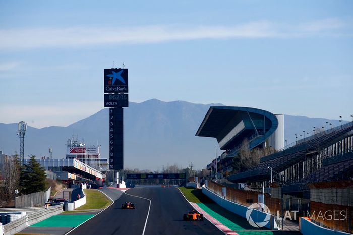 Fernando Alonso, McLaren MCL33, Daniel Ricciardo, Red Bull Racing RB14