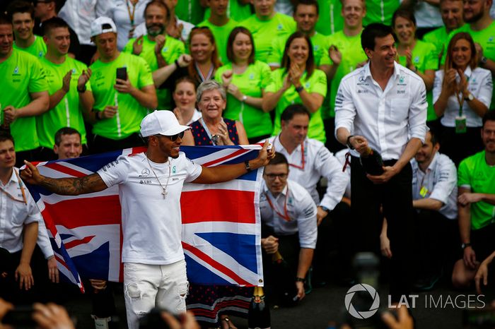 Campeón del mundo 2017 Lewis Hamilton, Mercedes AMG F1 con el equipo