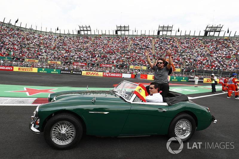 Fernando Alonso, McLaren en el desfile de pilotos