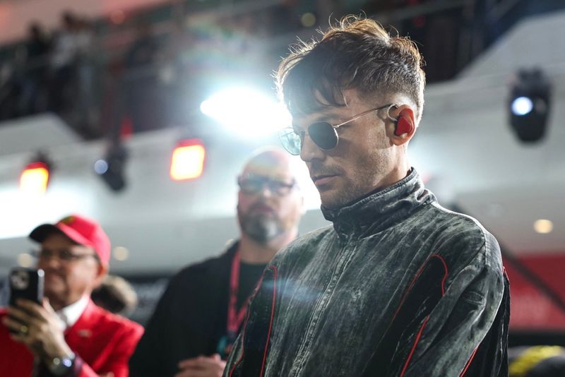El cantautor inglés Louis Tomlinson espera para actuar antes del inicio del Gran Premio de Fórmula Uno de Las Vegas en el circuito Las Vegas Strip en Las Vegas, Nevada, el 22 de noviembre de 2025. (Foto de Patrick T. Fallon / AFP)