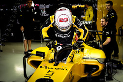 Kevin Magnussen, Renault Sport F1 Team RS16 with the Halo cockpit cover