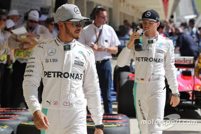 Ao cravar a 58ª pole de sua carreira, Lewis Hamilton empatou o duelo com Nico Rosberg dentro da Mercedes.