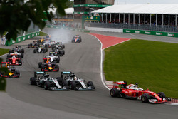 Льюїс Хемілтон, Mercedes AMG F1 W07 Hybrid та товариш по команді Ніко Росберг, Mercedes AMG F1 W07 H